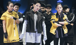 Sốt cao, Vũ Cát Tường vẫn tự tin sải bước cùng học trò trên sàn diễn thời trang