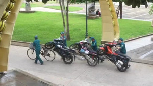Đỗ sai quy định, 3 xe máy khóa cổ bị dân phòng dùng xe đạp 'hốt' đi