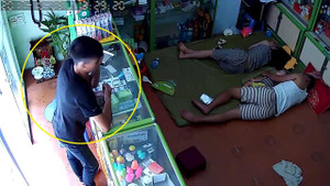 Chủ hiệu thuốc ngủ say không đóng cửa, khách nổi lòng tham lẻn vào trộm ví