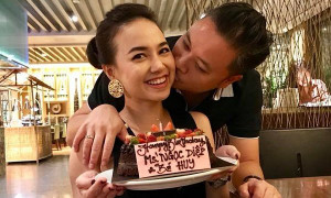 Victor Vũ ôm hôn mừng sinh nhật Đinh Ngọc Diệp