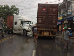 Tai nạn liên tiếp trên quốc lộ 18, giao thông ùn tắc kéo dài