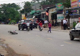 Xe biển xanh va chạm xe đạp điện, cô giáo về hưu thiệt mạng