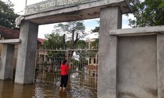Nhiều trường học ở Thanh Hóa vẫn chìm trong lũ, học sinh phải nghỉ học