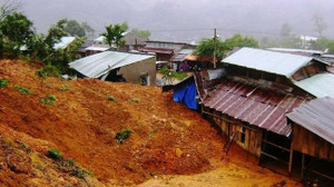 Bão số 11 suy yếu, hiểm họa sạt lở vẫn rình rập miền Bắc