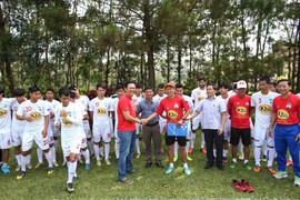 HLV HAGL tươi rói nói lời tạm biệt học trò