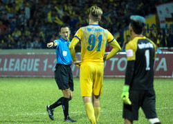 Tuyên bố hỗ trợ tiền cho VPF thuê trọng tài ngoại, quyền Chủ tịch Công Vinh bị nhắc nhở