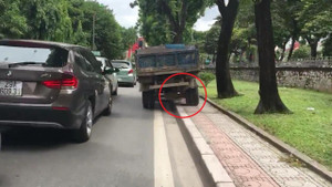 Clip: Xe tải đi nửa trên vỉa hè nửa dưới đường khiến người đi đường thất kinh