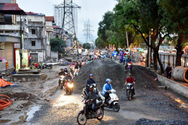 Video: Ồ ạt vượt rào, đi qua công trường đang thi công để né tắc đường, xe máy ngã dúi dụi