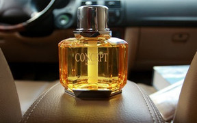 Để nước hoa trong ô tô, coi chừng cài bom nổ chậm