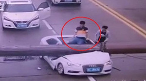 Cần trục đè bẹp đầu ô tô Audi, tài xế hoảng hồn chui ra khỏi cabin