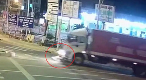 Rơi vào điểm mù xe tải, nữ sinh đi xe đạp điện bị cán chết thương tâm