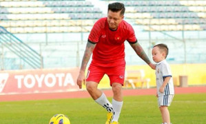 Tuấn Hưng nhắn nhủ con trai: 'Bố sẽ chỉ con cách ghi bàn chứ không thay con sút bóng'