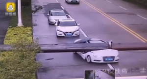 Video: Cần cẩu sập bổ đôi ô tô, người bên trong không hề hấn gì