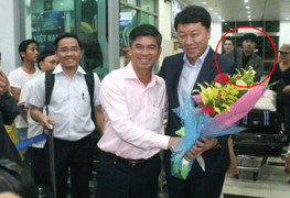 Nhân vật bí ẩn lại xuất hiện cùng HLV Chung Hae Seong