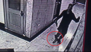 Trộm nhảy từ tầng 2 xuống đất, ôm chân gãy lủng lẳng tẩu thoát