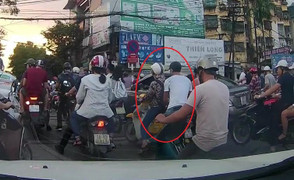 Clip: Kẻ gian trà trộn vào đám đông, móc trộm đồ trong balo cô gái đi xe máy