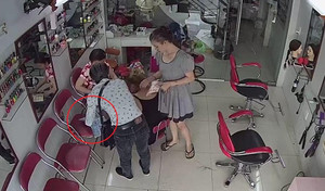 Vờ tiếp thị, trộm điện thoại ngay trước mặt cô gái như làm ảo thuật