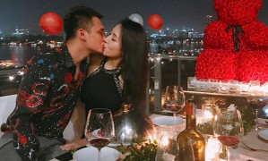 Khắc Việt tình tứ hôn bạn gái trong lễ cầu hôn