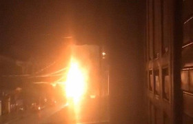 Cột điện cháy nổ như pháo hoa gần trụ sở công an phường