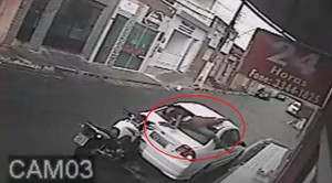 Biker phóng như tên lửa, đâm nát đuôi ô tô ven đường