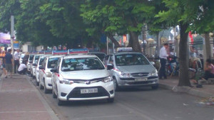 Taxi truyền thống 'độ xe', quyết đua với Uber, Grab