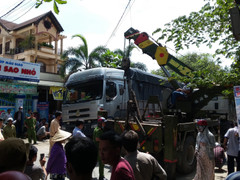 Người phụ nữ nhặt ve chai bị xe tải cán chết thương tâm