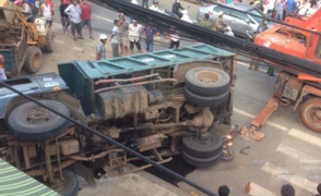 Video: Xe tải chở 6 tấn đất đá phóng nhanh, đổ lật đè chết người bán vé số