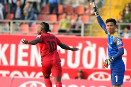 HLV SLNA bức xúc trọng tài: 'Bắt phải bằng nhìn nhận chứ không phải tiếng VĐV hét'