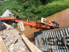 Video: Xe đầu kéo tông sập lan can cầu rơi xuống sông, tài xế thiệt mạng