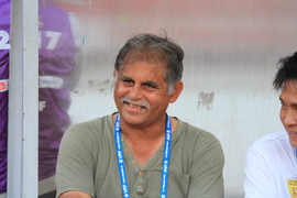 Công Vinh tìm HLV mới, HLV TP.HCM nói gì?