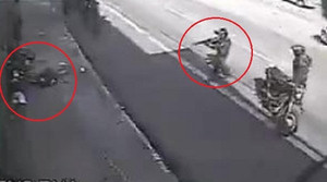 Hồn nhiên đi cướp, không biết cảnh sát cầm súng đứng ngay sau lưng