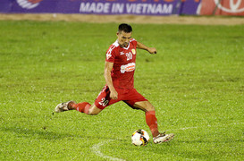 Trương Đình Luật: 34 tuổi vẫn 'cân' cả tây lẫn ta