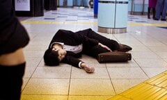 Vì sao người Nhật vẫn làm việc miệt mài tới chết?