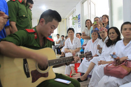 Nam sinh cảnh sát cover ‘Nơi ấy con tìm về’ lay động trái tim nữ bệnh nhân ung thư