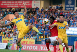 Thủ môn chuyền bóng cho tiền đạo đội bạn ghi bàn, FLC Thanh Hóa thua điên rồ