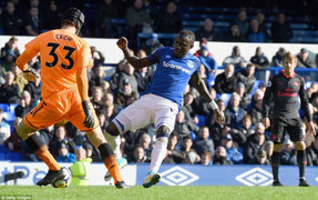 Video: Petr Cech cũng sai lầm như thủ môn FLC Thanh Hóa