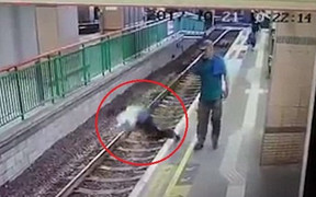 Gã đàn ông vô cớ đẩy nữ lao công xuống đường ray gây phẫn nộ