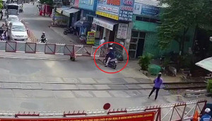 Người phụ nữ cố mở barie, liều lĩnh vượt đường ray tàu hỏa ở Đà Nẵng