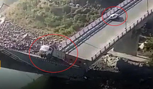 Video: Cầu đột ngột gãy đôi, xe tải, xe con thoát chết kỳ diệu