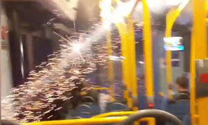 Video: 'Trẻ trâu' đốt pháo ném vào xe buýt khiến hành khách thất kinh
