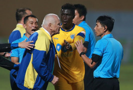 Mỉa mai V-League, HLV Petrovic bị lãnh đạo FLC Thanh Hóa nhắc nhở