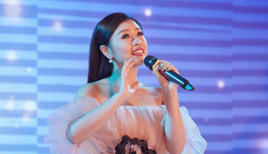 Sao mai Thu Hằng rạng rỡ, kiều diễm dù phải đi xuyên đêm dự sự kiện