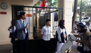 Hiệu trưởng đứng chào học sinh tại cổng trường: Thói quen nhỏ xoá nhoà khoảng cách thầy trò