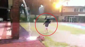 Cầm ô đứng chơi đùa dưới mưa, bị sét đánh hút chết