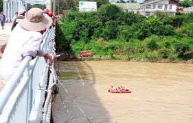 Giận chồng, người vợ trẻ nhảy cầu tự tử trong đêm
