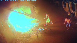 Camera ghi cảnh căn nhà bốc cháy, 2 bà cháu chết thương tâm ở Sài Gòn