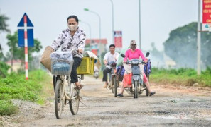 Video: Hãi hùng cảnh xe máy, ô tô 'vượt chướng ngại vật' trên con đường 'nát' ở Hà Nội