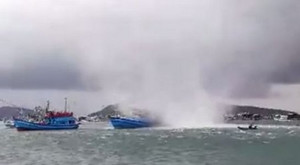 Vòi rồng hung tợn càn quét biển, nhấn chìm tàu cá ở Phú Quốc