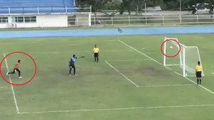 Thủ môn hớn hở ăn mừng sớm và cái kết không thể đắng hơn