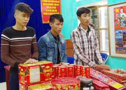 Bắt giữ 3 đối tượng vận chuyển pháo nổ vào Việt Nam